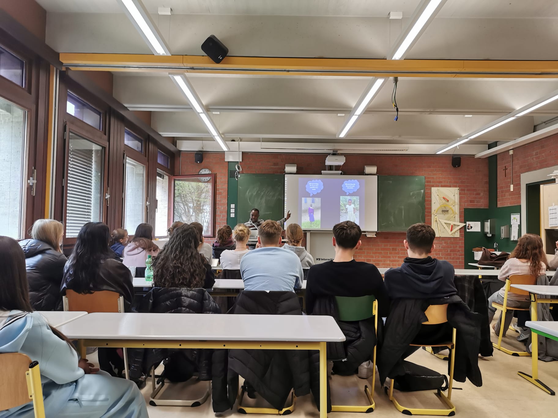 Presentazione al Franz Marc Gymnasiom gruppo Eine Welt (Una terra)